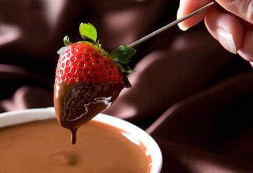 https://image.sistacafe.com/images/uploads/content_image/image/44858/1444487313-chocolate-dipped-strawberry.jpg