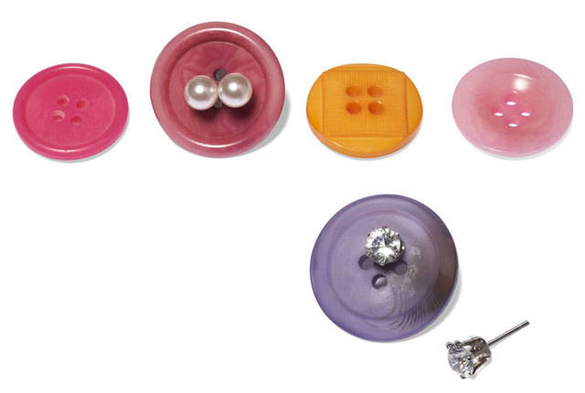 https://image.sistacafe.com/images/uploads/content_image/image/45640/1444669274-54feb2722d8ab-ghk-0111-buttons-earrings-xl.jpg