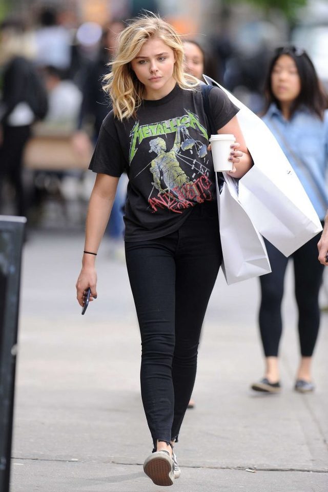 1507536806 chloe moretz  out and about in manhattan  15 662x993
