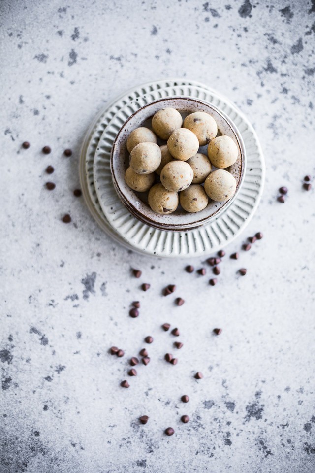 1508131902 peanut butter chocolate energy balls6