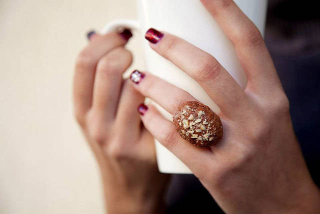 https://image.sistacafe.com/images/uploads/content_image/image/47155/1444969557-Miniature-Food-Jewellery-Made-by-Greek-Designer-Ilianna8__880.jpg