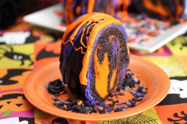 https://image.sistacafe.com/images/uploads/content_image/image/47863/1445156208-Halloween_Rainbow_Party_Cake_Halloween_Food_Recipe_Ideas-9-e1317079416595.jpg
