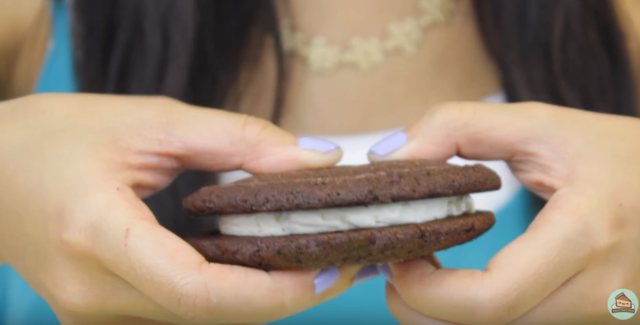 https://image.sistacafe.com/images/uploads/content_image/image/48093/1445240470-sistacafe_homemade_oreo_cookies_36.png