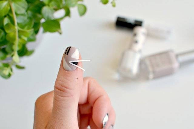 https://image.sistacafe.com/images/uploads/content_image/image/48165/1445251046-how_to_get_straight_lines_nail_art_tutorial.jpg