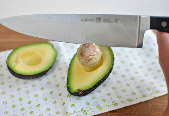 https://image.sistacafe.com/images/uploads/content_image/image/48193/1445255395-2013-07-26-how-to-cut-avocado-pit-removed-580w.jpg