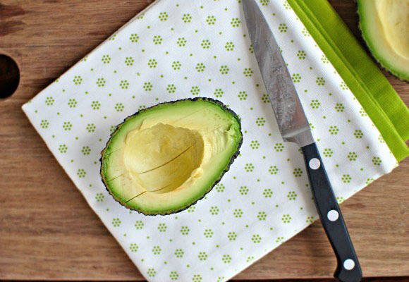 https://image.sistacafe.com/images/uploads/content_image/image/48195/1445255471-2013-07-26-how-to-cut-avocado-horizontal-cut-580w.jpg