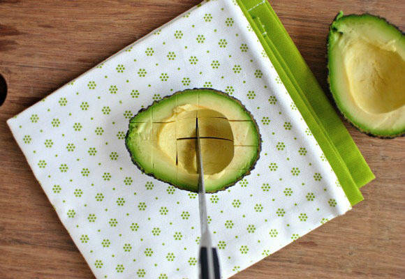 https://image.sistacafe.com/images/uploads/content_image/image/48198/1445255557-2013-07-26-how-to-cut-avocado-vertical-cut-580w.jpg