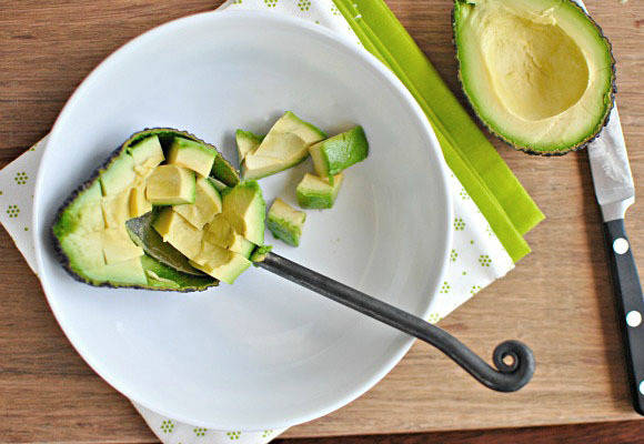 https://image.sistacafe.com/images/uploads/content_image/image/48199/1445255591-2013-07-26-how-to-cut-avocado-scoop-580w.jpg