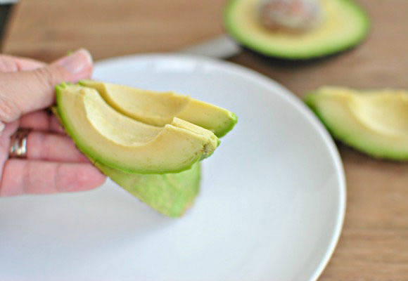 https://image.sistacafe.com/images/uploads/content_image/image/48202/1445255863-2013-07-26-how-to-cut-avocado-peel-580w.jpg