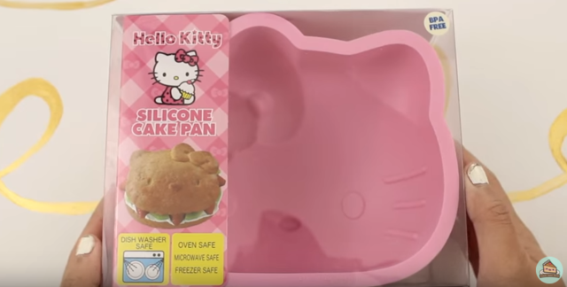 1445393308 sistacafe hellokitty redvelvet cake 3