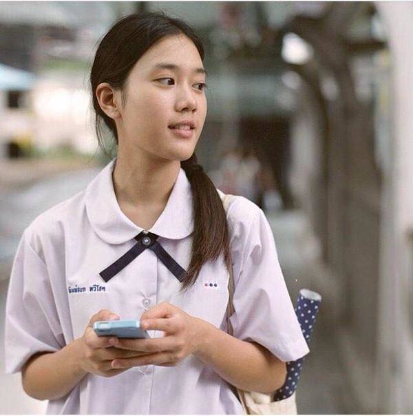 เบลล์เขมิศราหรือก้อยHormonesในชุดนักเรียนทรงผมไปเรียน