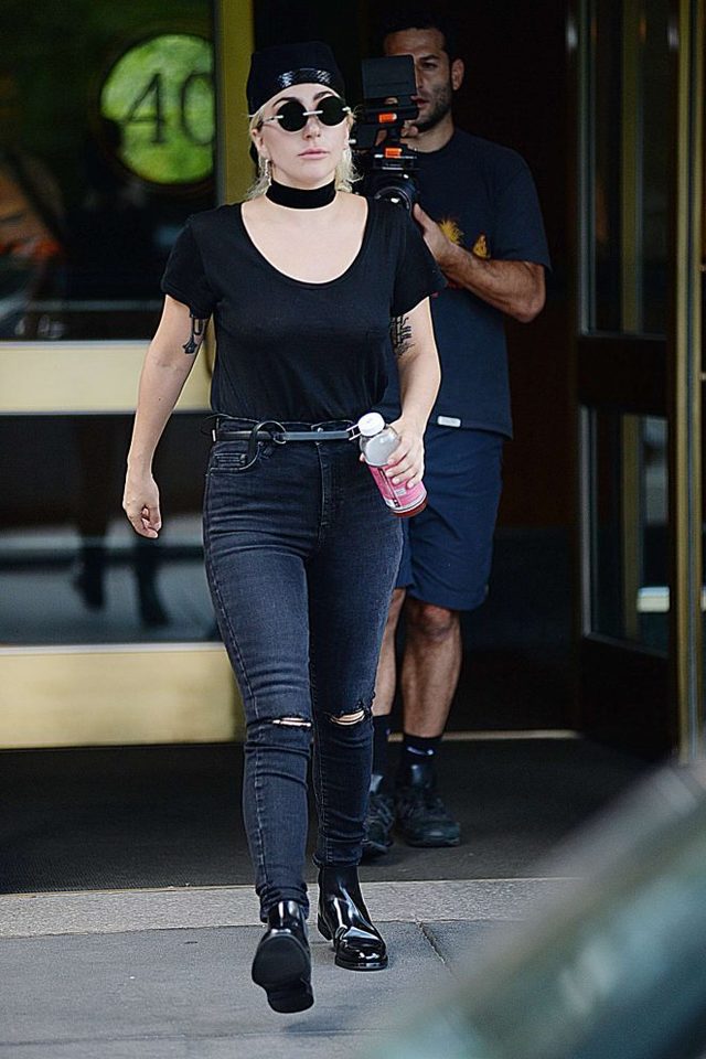 1511269716 lady gaga in jeans leaving her apartment  07 662x993