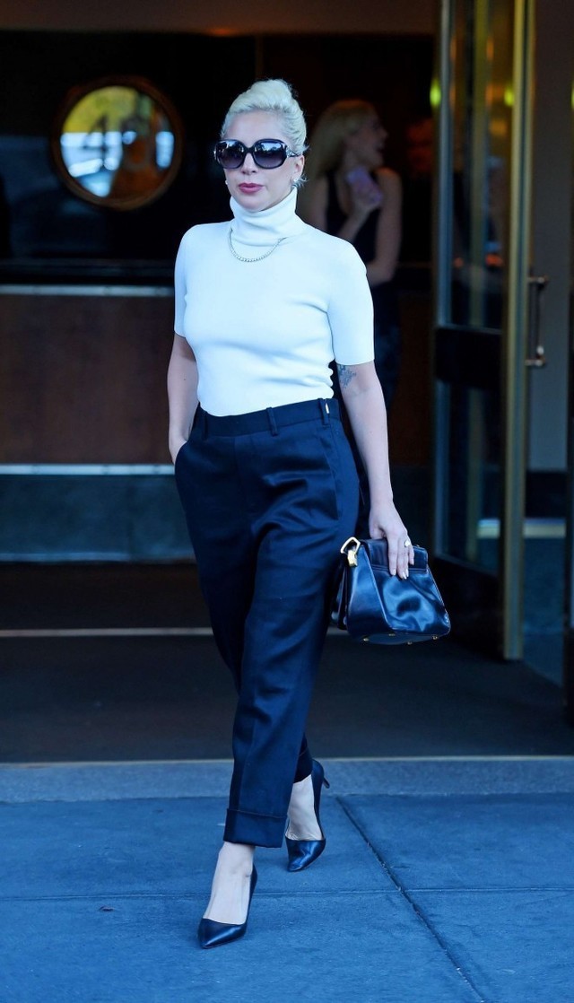 1511317646 lady gaga  leaving her apartment in manhattan  02 662x1156