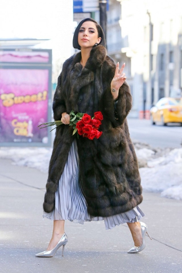 1511317984 lady gaga out in nyc  20 662x993