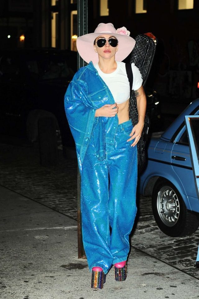 1511319318 lady gaga in blue glitter pantsuit  08 662x994