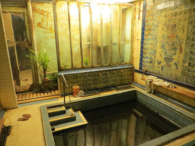 1445501569 realistic miniature rooms museum cinema dan ohlman france 13