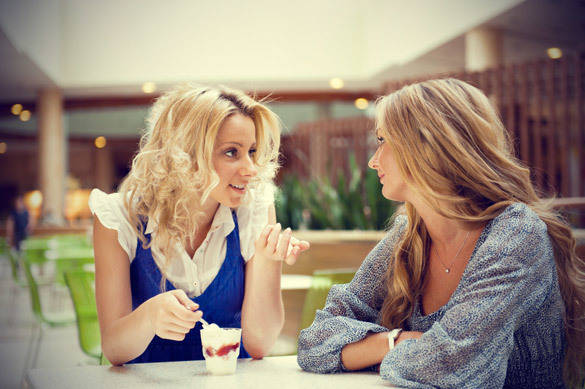 https://image.sistacafe.com/images/uploads/content_image/image/49590/1445535355-two-girls-having-a-talk-outdoor.jpg