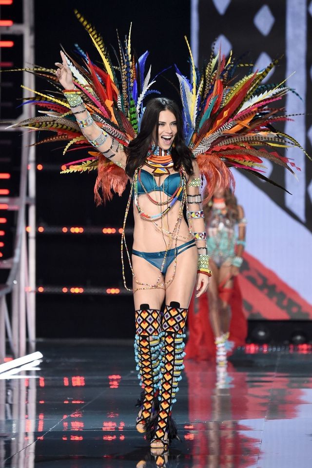 1511770124 hbz victoria secret fashion show 2017 gettyimages 876614240 1511181809