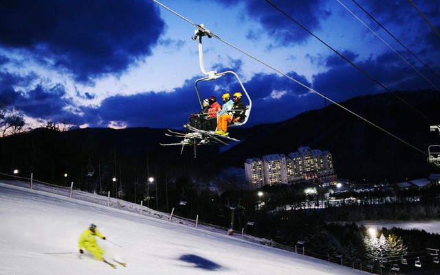 1512035058 yongpyang ski resort night