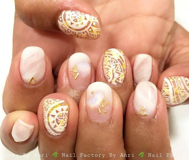 1512036970 white golden handprited wedding nail art