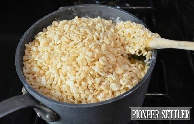 https://image.sistacafe.com/images/uploads/content_image/image/50690/1445923154-How-to-make-rice-krispie-treats17.jpg