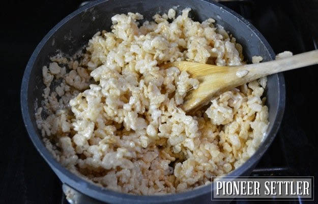 https://image.sistacafe.com/images/uploads/content_image/image/50692/1445923287-How-to-make-rice-krispie-treats20.jpg