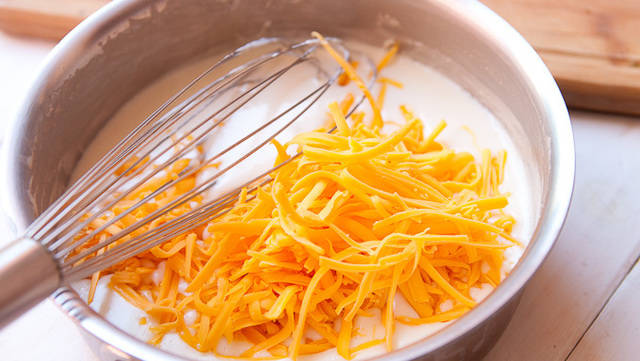 https://image.sistacafe.com/images/uploads/content_image/image/50867/1445942985-2014-10-14-cheese-sauce-5-680x384.jpg
