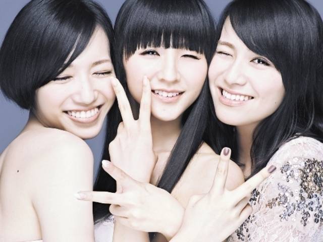 https://image.sistacafe.com/images/uploads/content_image/image/50982/1445962609-1435301902-filevoice-promo-perfume1.jpg