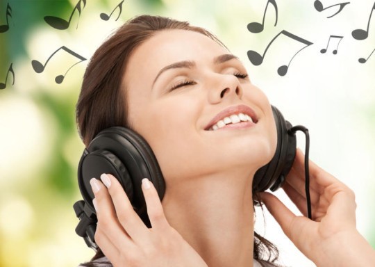 1513045665 happy girl listening music 540x384