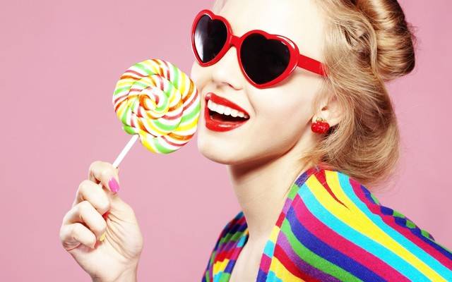 https://image.sistacafe.com/images/uploads/content_image/image/511/1437542526-model_woman_smile_dessert_lollipop_red_girl_hd-wallpaper-1754455.jpg