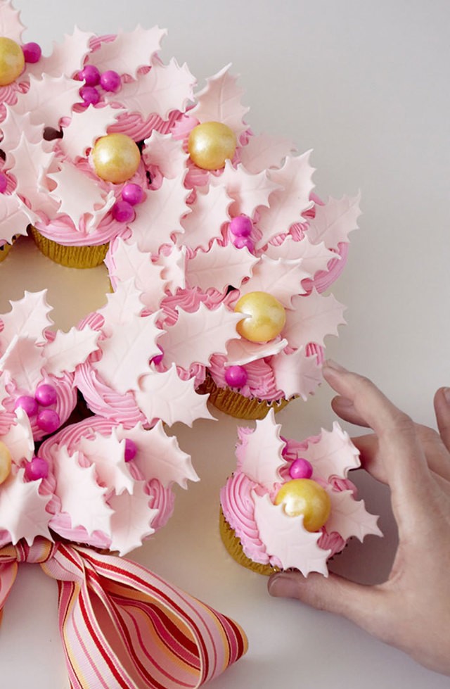 1513153394 creative holiday cupcake recipes 293 5a2e8588b2407  700