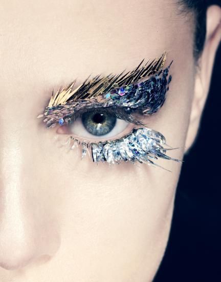 1513568817 44060512262c7c30afd1c94e9b671f4b  silver makeup metallic makeup
