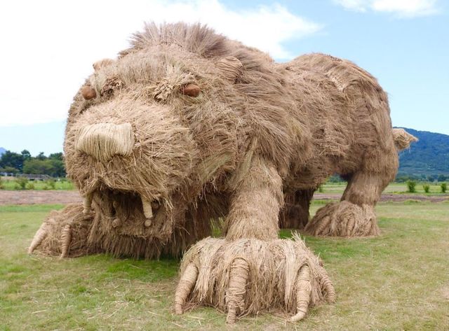 1515499262 straw sculptures wara art festival niigata japan 3 59d5d474dd02b  880