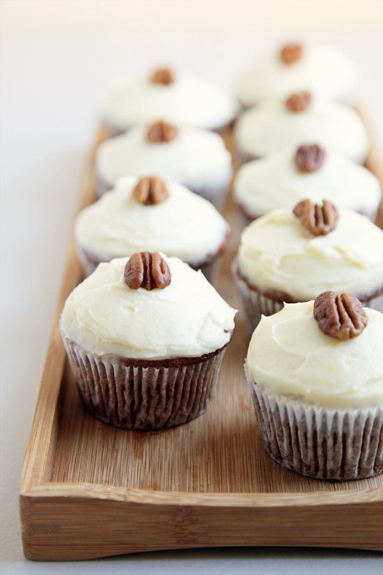 1516080687 carrot cupcakes cream cheese frosting