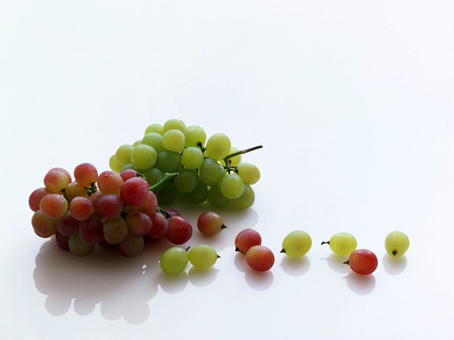 1516716974 red and green grapes