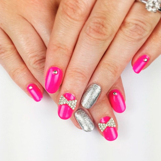 1517644581 ways wear hot pink nails 5