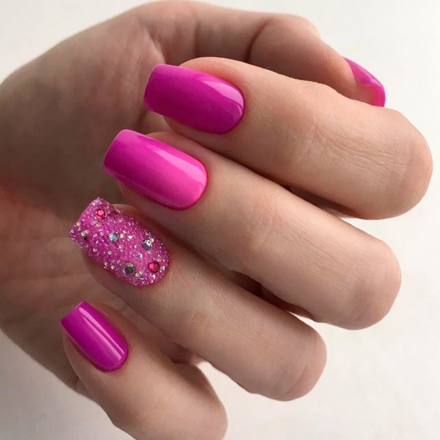 1517644568 ways wear hot pink nails 3