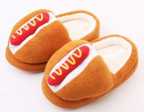 1518310662 pantofole a forma di hot dogs1