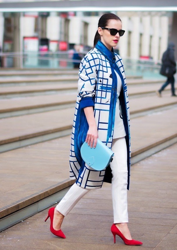 1519369284 4. blue clutch with red pumps and printed coat