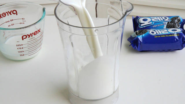 1447920026 oreo milkshake popsicle recipe1