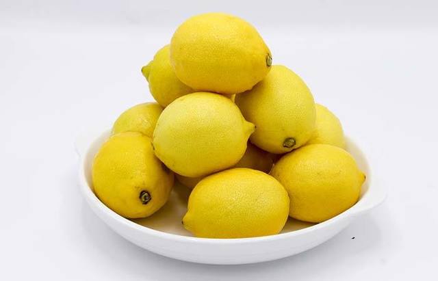 1522159793 2. lemon and honey for glowing skin