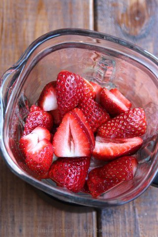 1522383321 3 place the strawberries lime juice and sugar in the blender
