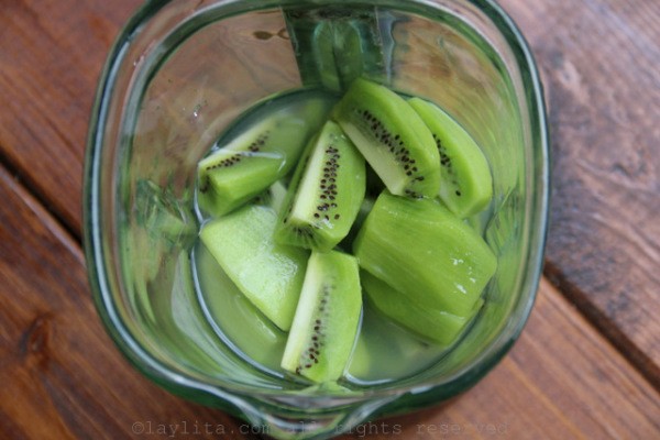 1522384706 4 blend the kiwis with sugar or honey lime juice and water 600x400