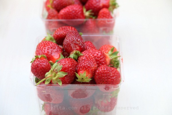 1522384865 3 strawberries for the red layer of the popsicles or paletas 600x400