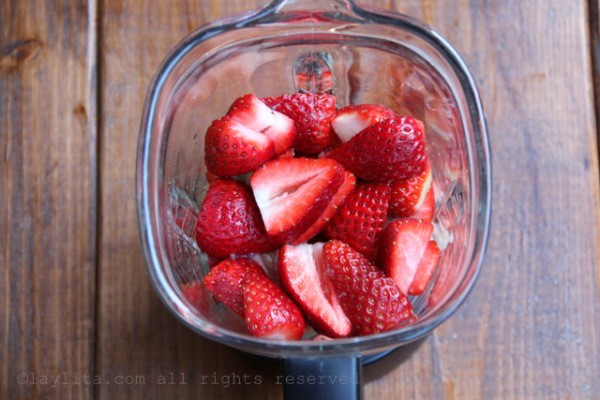 1522384875 5 blend the strawberries with sugar or honey lime juice and water 600x400