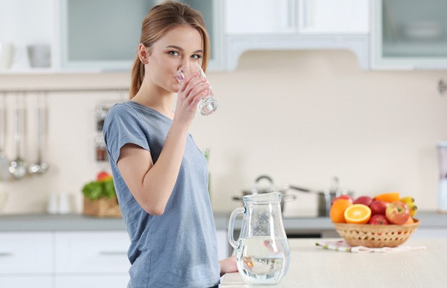 1522820616 you shouldnt drink water immediately before and after meals 7 1501570776005