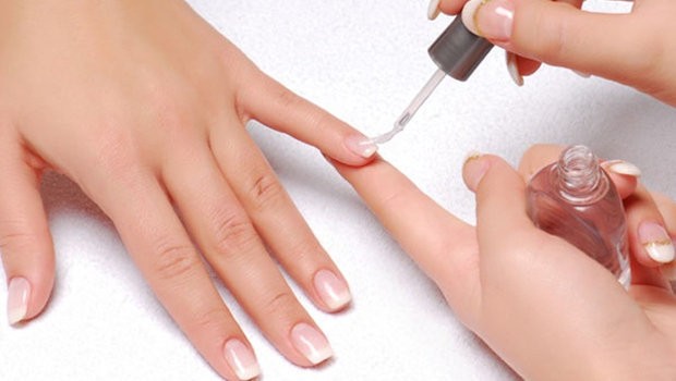 1525411589 header image benefits of nail polish base coat fustany beauty nails