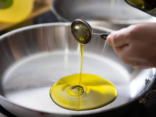 1449134203 20150320 cooking olive oil vicky wasik 4