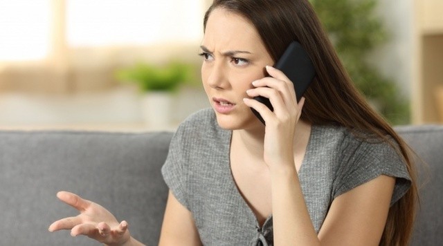 1526438818 mujer discutiendo por telefono