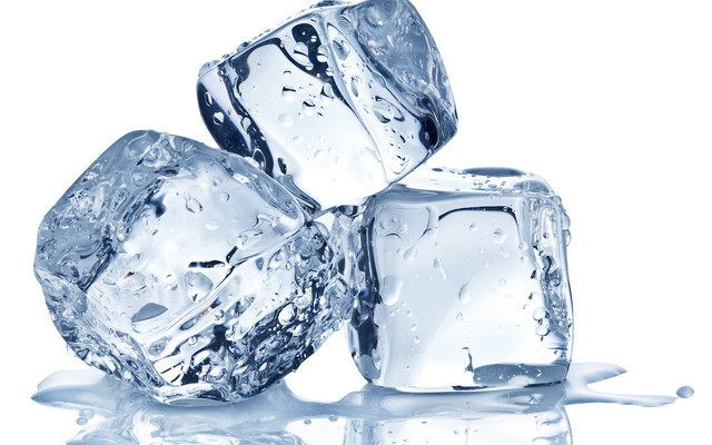1527351612 three ice cubes